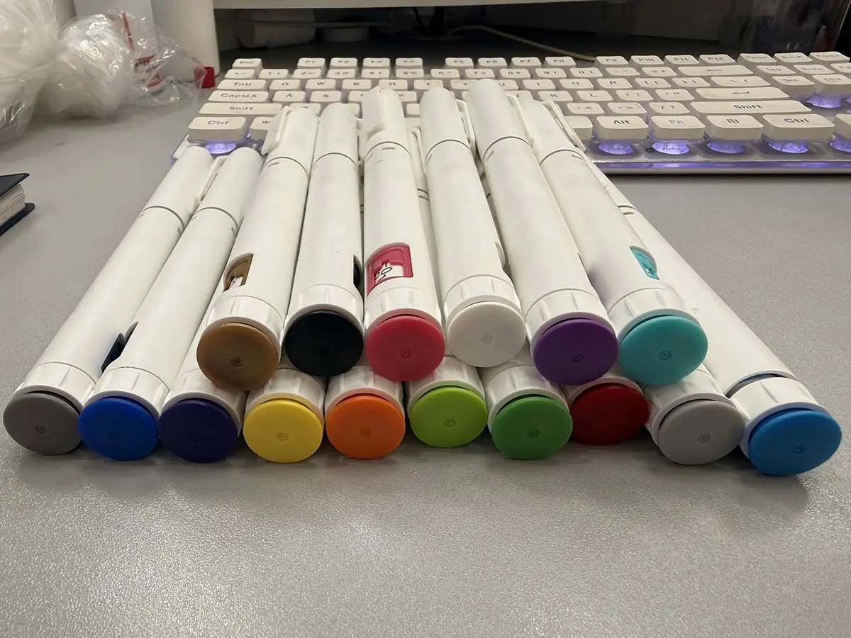 WS-DS02 disposable injection pen color options arranged on a workbench